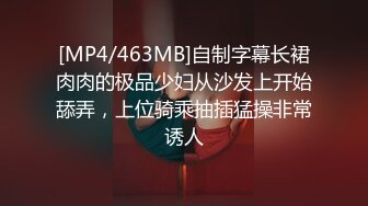 现在的小年轻小日子过的肉肉欲欲，几个男女脱光光聚在一起你捏我逼我舔你鸡巴缠绕爱抚淫乱浪叫