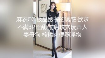 媚骚少妇大街上尿急，想不出好法子，只好愚蠢的躲在小车后面撒尿尿，紧张地左看右看，就怕被发现！