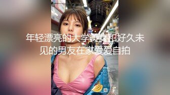 紧接性感外围美女，拿出跳蛋震多毛骚穴，扭来扭去表情淫荡，骑乘位打桩机